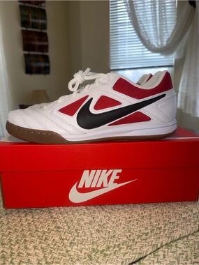 Nike men’s Gato White Red Black Indoor Soccer sneakers size 10.5 new!!